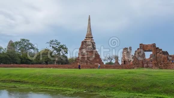 泰国Ayutthaya历史公园WatMahat寺庙遗址视频的预览图