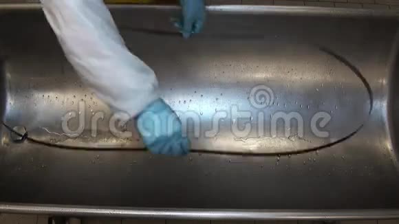 清洗肉的洗涤剂残留物视频的预览图