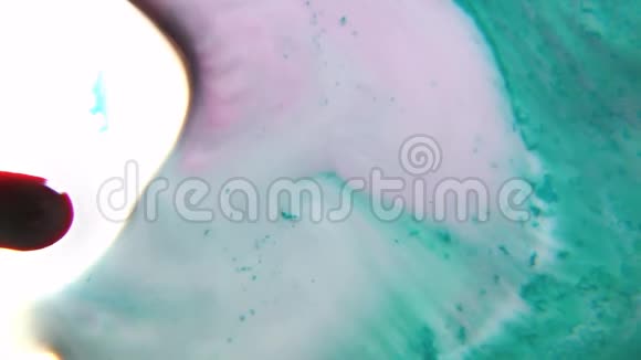 五颜六色的液体混合在一起形成了一幅抽象的画视频的预览图