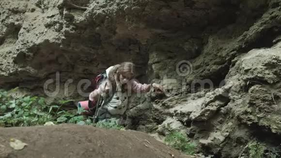 徒步旅行的人游客在山上日落时的情侣旅行者女徒步旅行带着背包在小径上徒步旅行视频的预览图