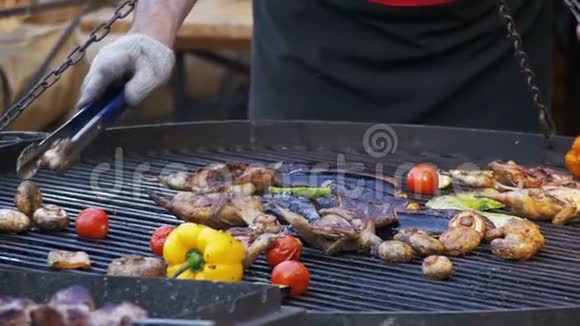 在烧烤上准备肉类和蔬菜慢动作视频的预览图