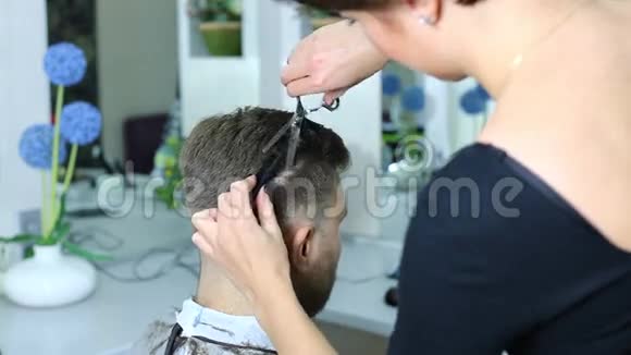 理发店的年轻人视频的预览图