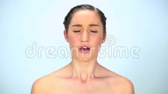 年轻女子吹着鼻子视频的预览图