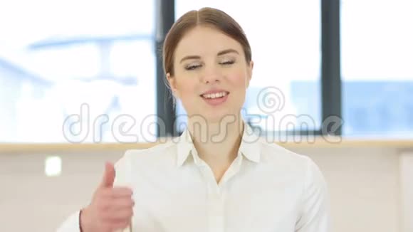 竖起大拇指办公室里的女人视频的预览图