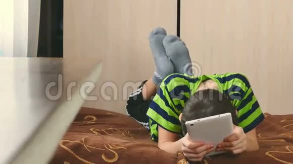 男孩玩平板电脑游戏上网视频的预览图