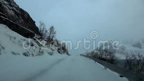 挪威暴风雪期间在E10开车视频的预览图