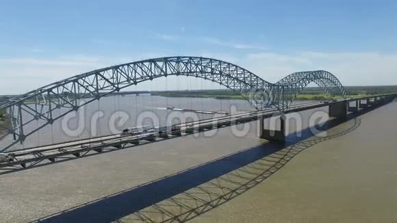 在埃尔南多德索托大桥和密西西比河视频的预览图