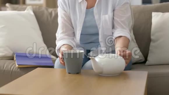 老妇人在家喝茶视频的预览图