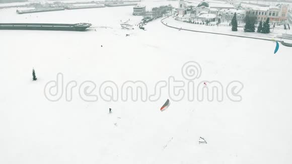 冬天穿着圣诞老人服装的滑雪运动员骑在河边视频的预览图