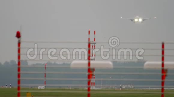 飞机在雨天降落视频的预览图