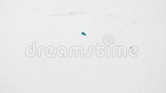 冬天穿着圣诞老人服装的滑雪运动员骑在河边视频的预览图