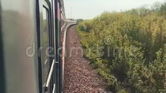 铁路出行理念带有生活方式的火车车厢乘火车在大自然中乘火车行驶美丽视频的预览图
