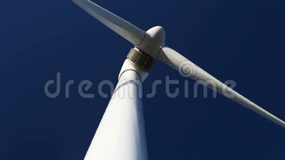 能源风力涡轮机在天空视频的预览图