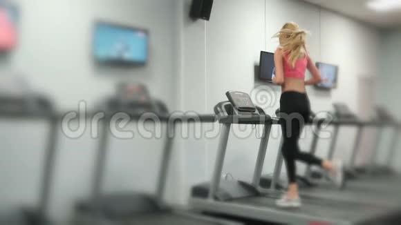 金发运动员在健身房工作视频的预览图
