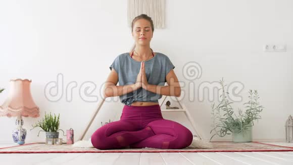 女子在瑜伽馆做莲花姿势视频的预览图