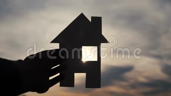 乐家居生活方式建设理念一个人手里拿着一个纸房手里拿着夕阳的剪影视频的预览图