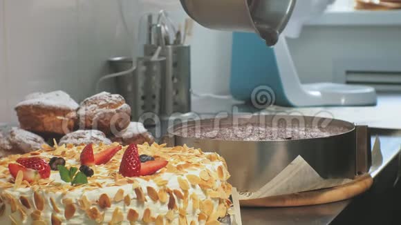 烹饪的概念专业糕点厨师做美味的蛋糕特写视频的预览图