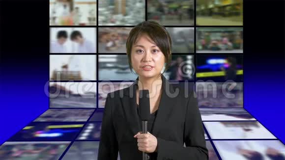演播室里的女新闻主播视频的预览图