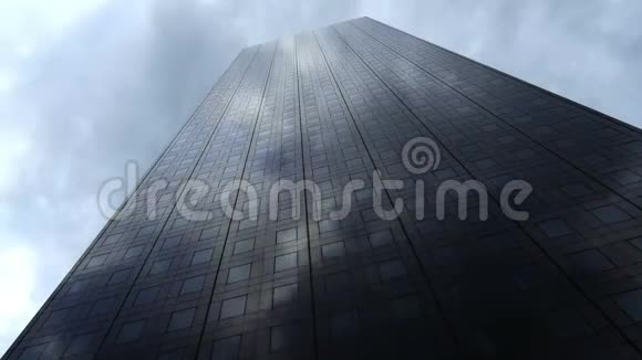 乌云密布的天空反射着现代摩天大楼的立面视频的预览图