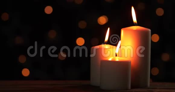 在木桌上点燃圣诞蜡烛视频的预览图