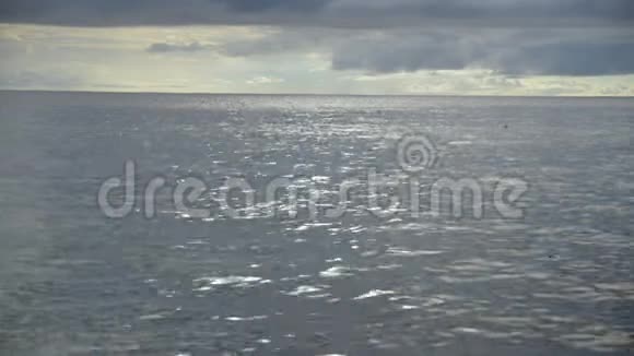 广阔的海洋和地平线视频的预览图