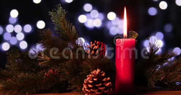 用燃烧的蜡烛装饰圣诞节视频的预览图