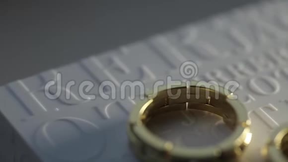 婚礼环宏特写黄金钻石珠宝视频的预览图