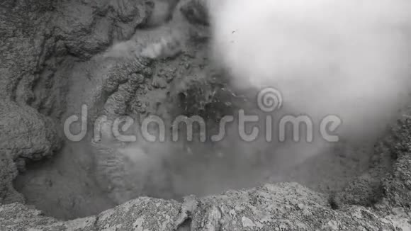 火山活动堪察加活火山火山口沸腾热泥锅视频的预览图