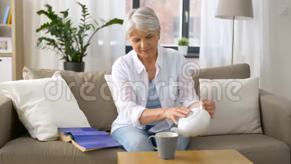 老妇人在家喝茶视频的预览图