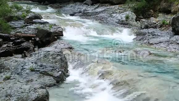 里约阿拉河BujarueloOrdesa山谷比利牛斯山脉HuescaAragon视频的预览图