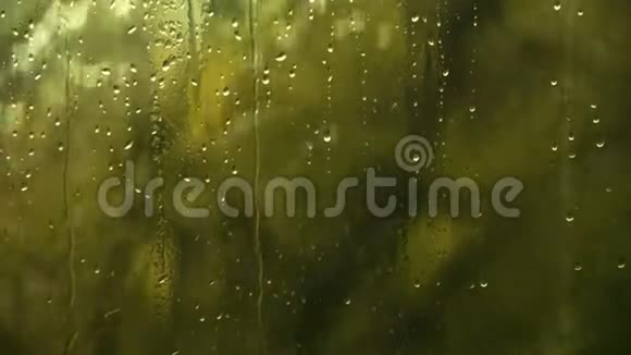 掉在窗户上雨落在窗户里玻璃雨视频的预览图