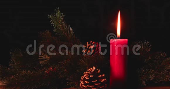 在黑暗的背景上点燃圣诞蜡烛视频的预览图