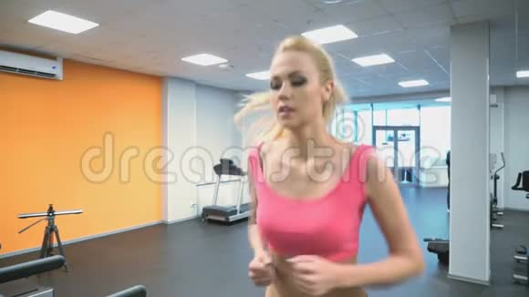 金发运动员在健身房工作视频的预览图