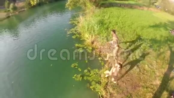 朋友们跳进河里视频的预览图