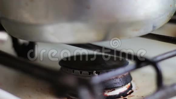 炉子上燃烧器内的气体点火视频的预览图