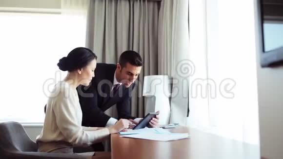 在酒店拥有文件和平板电脑的商务团队视频的预览图