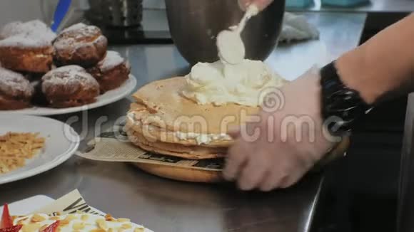 烹饪的概念专业糕点厨师做美味的蛋糕特写视频的预览图