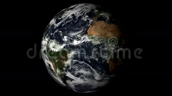 地球在坚实的黑色背景上旋转可循环使用视频的预览图