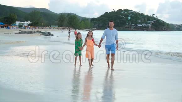 父亲和孩子在海滩上享受夏日热带假期视频的预览图