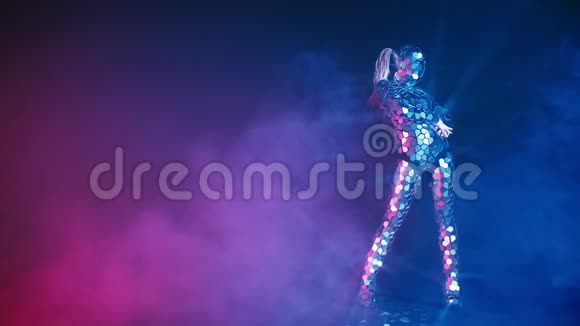 穿着反光衣的人就像机器人一样未来人类概念视频的预览图