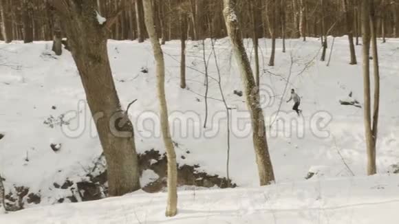 年轻的运动员在冬季森林里跑步视频的预览图