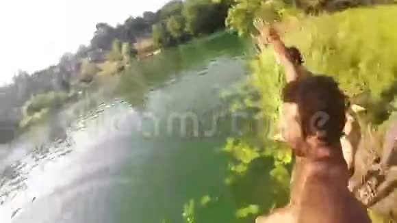 朋友们跳进河里视频的预览图