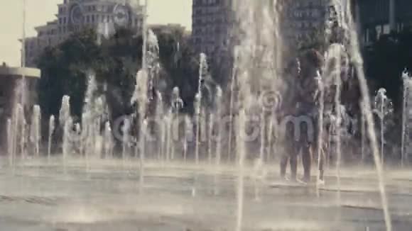 年轻的幸福夫妇在喷泉里跳舞视频的预览图