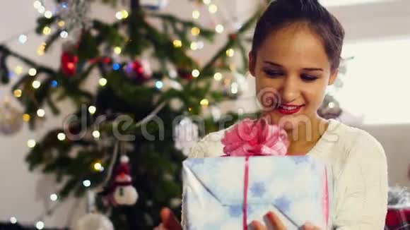 圣诞树上一个漂亮女孩的肖像视频的预览图