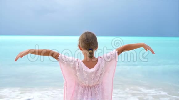 可爱的热带海滩小女孩视频的预览图