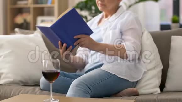 老年妇女在家看书视频的预览图