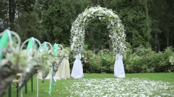 婚礼用的白色鲜花装饰视频的预览图