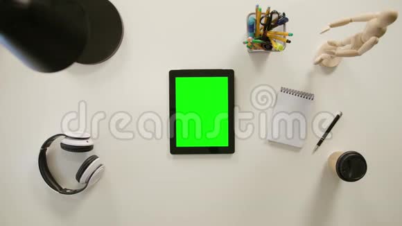 绿色触摸屏上的手指放大视频的预览图