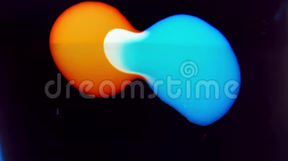 五颜六色的液体混合在一起形成了一幅抽象的画视频的预览图