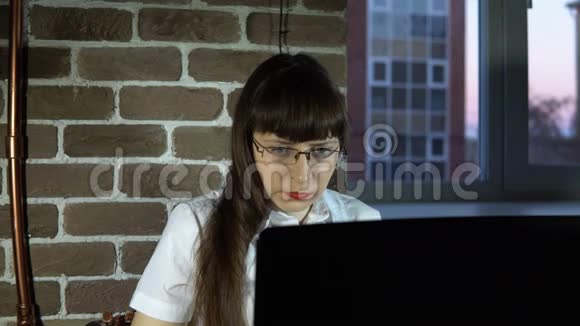 年轻的商务女性在办公室带着笔记本电脑视频的预览图